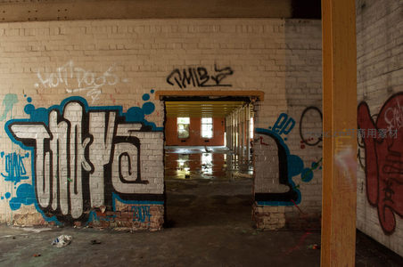 砖墙涂鸦门廊通向废墟深处