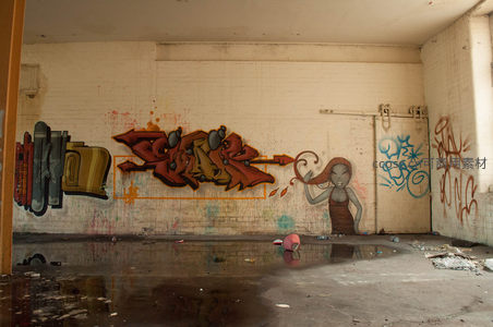 废弃工厂墙上的彩色涂鸦艺术