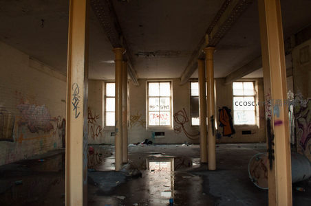 空旷厂房内柱廊与涂鸦的静谧