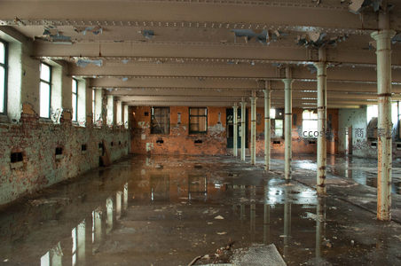 锈蚀柱廊下的荒废厂房全景