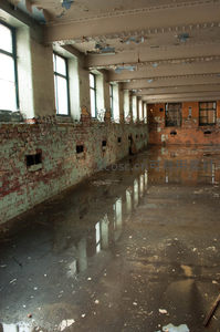 砖墙剥落的旧厂房内部景象