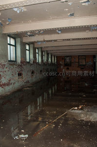 废弃工厂内部积水倒影与斑驳墙壁