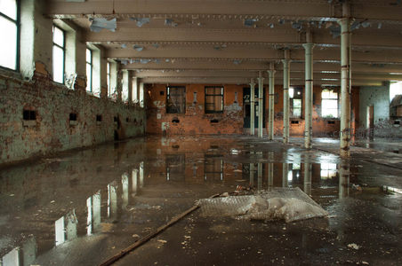 荒废车间积水满地柱廊林立