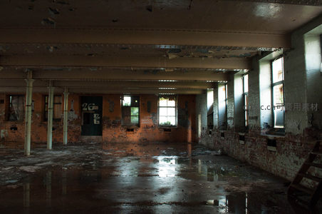 昏暗厂房深处门牌数字26