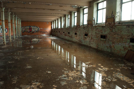 废弃工厂积水走廊，斑驳墙壁与涂鸦