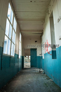 破旧厂房走廊，蓝白墙面与斑驳光影