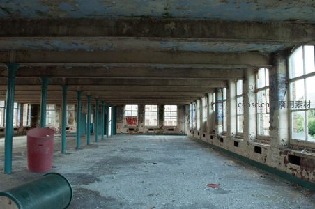 废弃车间内景，红桶绿桶散落一地