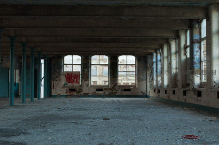 废弃工厂内部空旷破败景象