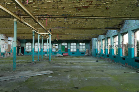 废弃厂房内部结构与光影