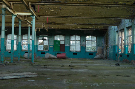 废弃车间内散落的工业设备