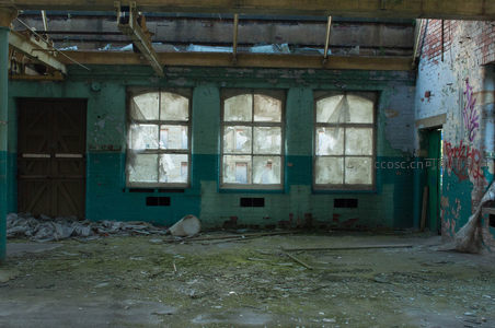废弃工厂内部破败景象