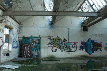 涂鸦艺术点缀的废弃厂房