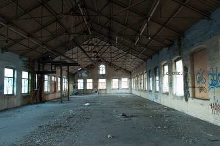 空旷废弃厂房长廊