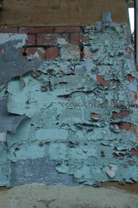 剥落油漆下的砖墙纹理