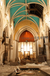 废弃教堂拱顶与彩绘穹顶