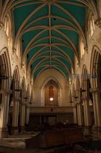 废弃教堂内部穹顶与拱廊的沧桑之美