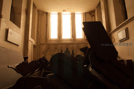 倾倒座椅与暖光交织的教堂废墟