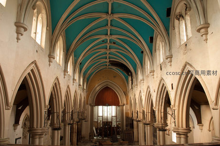 蓝绿色穹顶下空旷寂寥的教堂中殿