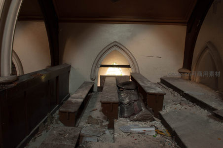 废弃教堂内部破败长椅与拱门