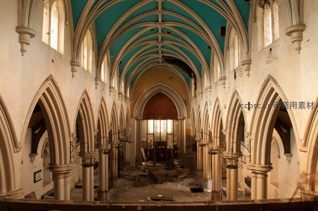 从高处俯瞰废弃教堂满地狼藉的场景