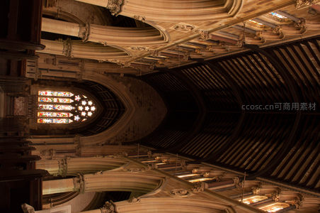 教堂穹顶与彩窗的仰视视角