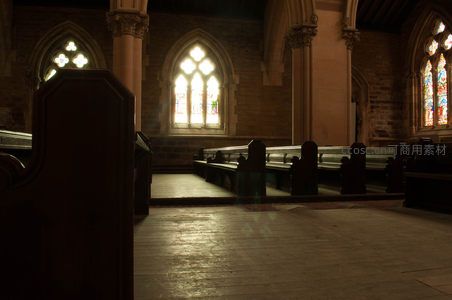 阳光透过教堂彩窗照亮长椅