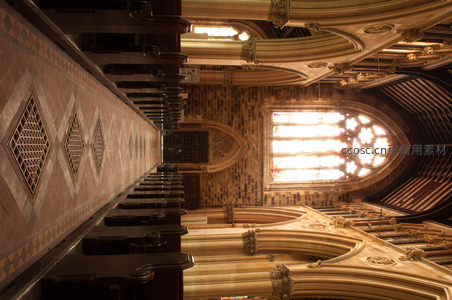 高耸穹顶与彩窗辉映的圣殿