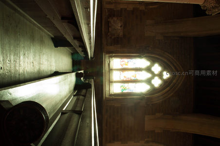 教堂彩窗光影洒落木质长椅