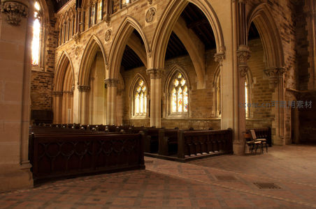 空旷教堂内排排深色木长椅