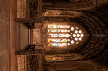 华丽彩窗与雕花穹顶的教堂