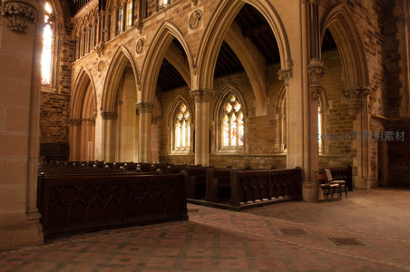 哥特式教堂内景庄严而肃穆