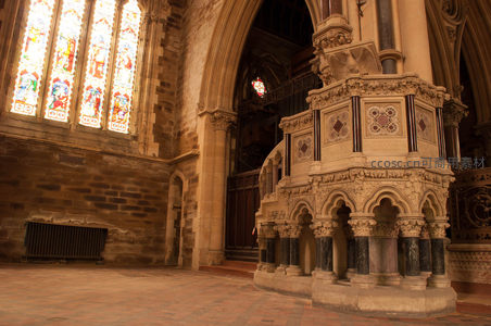 哥特教堂彩窗与华丽讲坛的神圣光影