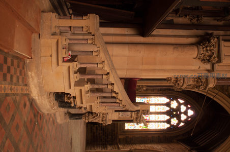 螺旋楼梯连接教堂讲坛与彩色玻璃窗