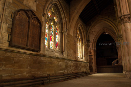 古老教堂内部的彩色玻璃与石墙
