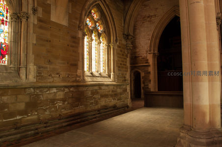 哥特式教堂走廊的光影艺术