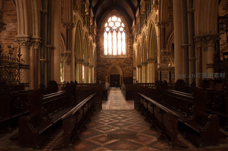 教堂中殿纵深视角与玫瑰花窗的辉煌