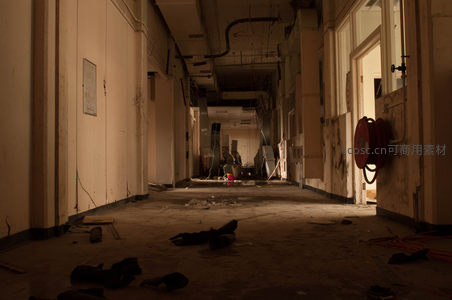 废弃走廊的末日光影