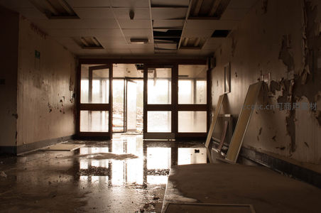 废弃走廊中的破败与寂静