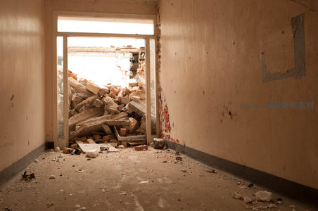 废墟房间内堆积的砖块与尘埃