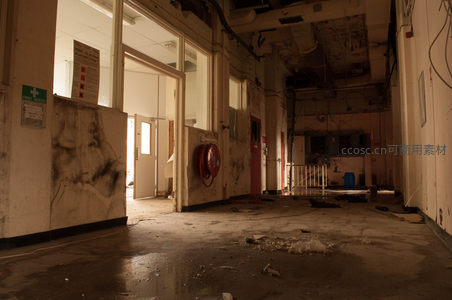 空荡走廊尽头的光