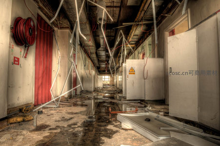 废墟中的工业长廊