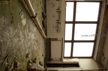 高窗下的废弃浴室