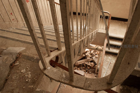废弃楼梯间堆满碎石与残骸