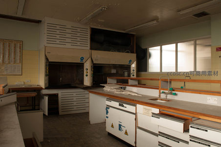 空荡实验室设备静默待命