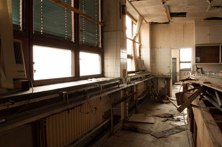 废弃厨房窗台洒满阳光