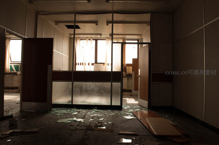 破碎玻璃散落于空旷走廊