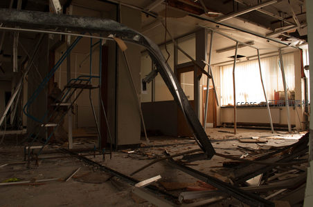 办公室废墟中扭曲的金属架