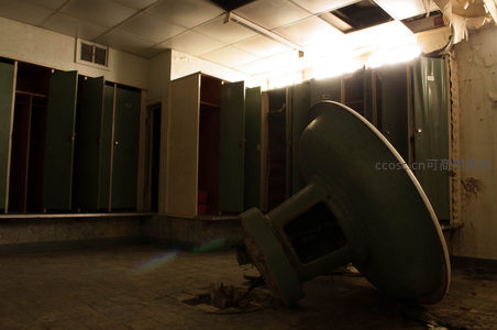 倒地的绿色储物柜与更衣室