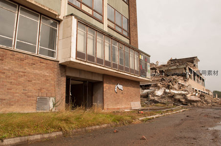 砖墙建筑旁的坍塌废墟