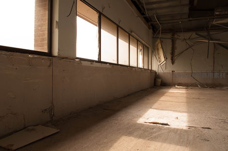 阳光斜照的空旷废弃走廊